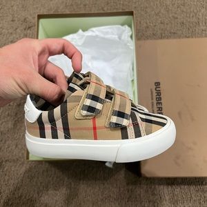 Burberry kid shoes